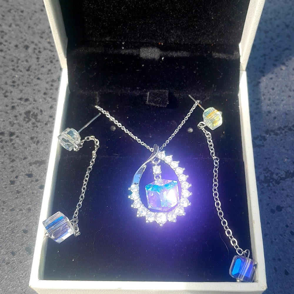 Beautiful Crystal Necklace 18in. W/ Pierced Earrings